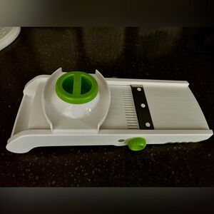 🥒🍆🍅NWOT White and Green Mandoline Slicer